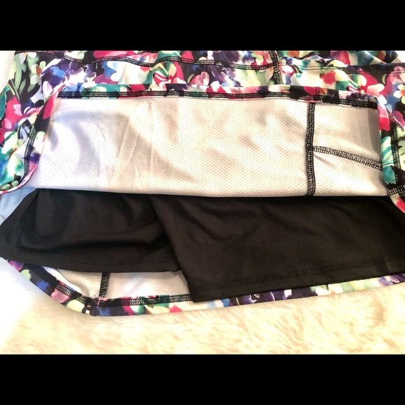 Ladies beautiful flowered Skort cute skirt with black shorts underneath - Picture 7 of 11